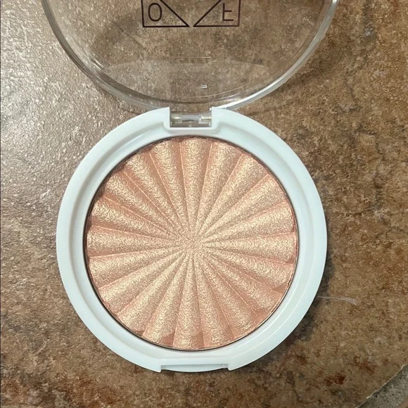 OFRA Highlighter in Radiant Peach - Picture 3 of 3